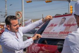 Poncho Almeraz inició sus recorridos por las colonias de Monclova como precandidato único de Morena.