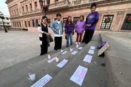 En el acto se colocaron y leyeron nombres de mujeres asesinadas, como acto simbólico de memoria y visibilización