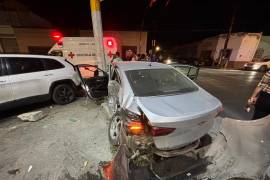 El vehículo afectado fue lanzado contra un poste tras el impacto en el cruce.