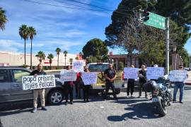 Integrantes de distintos colectivos realizaron una manifestación en el centro de Saltillo para denunciar presuntas irregularidades en juzgados familiares.