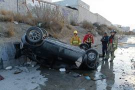 Adulto mayor fallece tras volcar en un barranco en Ramos Arizpe