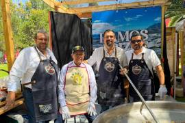 Tomás Gutiérrez Morales, padre del Alcalde, volvió a participar en la preparación de la paella.