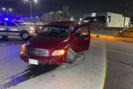 Presuntamente perdió el control del volante y chocó contra una cuneta.