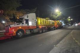 Elementos de la Guardia Nacional aseguraron el tractocamión durante un operativo en la carretera Saltillo-Torreón.