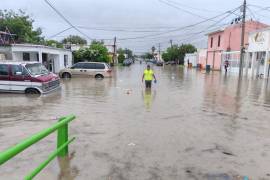 Varias calles de Frontera permanecieron anegadas tras el desbordamiento, con vehículos atrapados y circulación restringida.