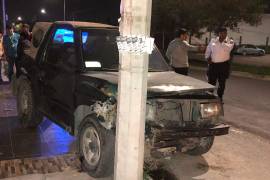 La camioneta estacionada fue proyectada contra un poste por la fuerza del choque.