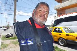 Arturo Morales Herrera recorre diariamente calles y cruceros de Saltillo para obtener el sustento mediante la venta de dulces.