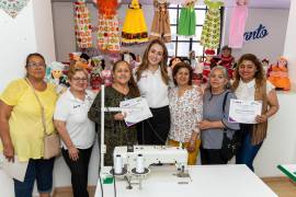 Luly López Naranjo, presidenta honoraria del DIF Saltillo, felicita a los 329 graduados de los talleres “Amor por aprender”, destacando su esfuerzo y dedicación.