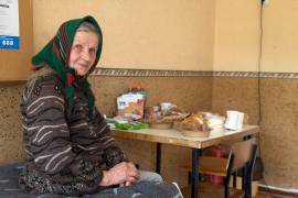 Nina Ivanova en un centro de evacuación en Sloviansk, Ucrania. Ella y sus hijas se arriesgaron y emprendieron la marcha, como lo han hecho otros ucranianos antes que ellas a lo largo de la línea del frente.