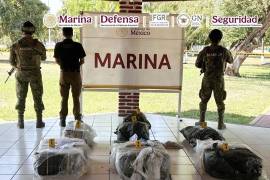 La droga fue asegurada tras un seguimiento marítimo que concluyó en las costas de Maruata, donde autoridades localizaron los paquetes.