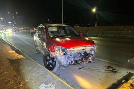 La conductora de la camioneta Rav4, modelo Toyota, resultó ilesa tras el impacto contra las ballenas de contención en el bulevar Los Fundadores.