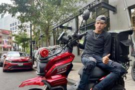 Un migrante venezolano junto a su motocicleta durante una entrevista con EFE, en Washington (Estados Unidos).