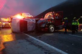 Un tractocamión Freightliner y una camioneta pick-up protagonizaron un percance que movilizó a los cuerpos de emergencia ante el reporte inicial de personas atrapadas.