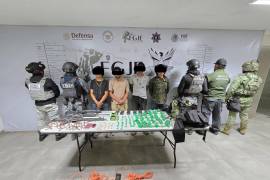 Cuatro presuntos integrantes de una célula criminal fueron detenidos tras ataque armado contra fuerzas de seguridad; autoridades descartan agresión contra la familia Aguilar.