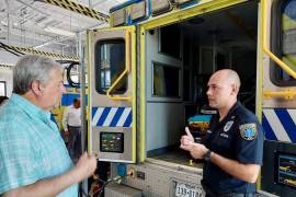 Visita de Chema Fraustro a las estaciones de bomberos en Austin.