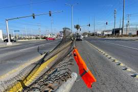 La malla ciclónica invadió el carril para dar vuelta a la izquierda, con el riesgo de provocar un accidente.