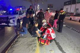 Brenda Rocío ¨N¨ fue atendida por paramédicos tras sufrir una herida en el brazo izquierdo.