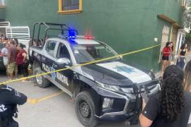 La tragedia provocó la indignación de vecinos, quienes rodearon la patrulla y exigieron justicia por la muerte de una mujer.