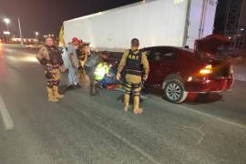 Elementos del GRS apoyaron a un automovilista en la carretera a Zacatecas y resguardaron la zona para evitar riesgos.