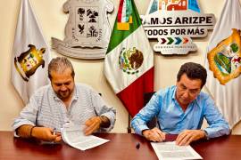 El alcalde Tomás Gutiérrez Merino y el representante legal de DeAcero, Antonio Domínguez Lara, durante la firma del convenio modificatorio en presencia de autoridades municipales.