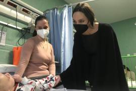 La actriz y activista estadounidense Angelina Jolie visitó por sorpresa a los niños ucranianos ingresados en el hospital Bambino Gesú de Roma.