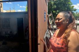 Entre lodo y muebles destruidos por el agua, la familia intenta rescatar lo poco que quedó de su patrimonio tras la inundación.