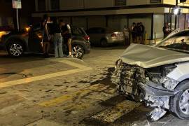 Paramédicos de la Cruz Roja brindaron atención prehospitalaria a las dos mujeres lesionadas tras el fuerte choque registrado en la zona centro durante la madrugada de este viernes, mientras elementos de Tránsito Municipal aseguraban el área para evitar otro incidente.