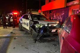 El choque múltiple provocó movilización de cuerpos de emergencia en la colonia Bellavista, donde vecinos salieron a observar los daños ocasionados por la patrulla al cruzarse un señalamiento de alto.