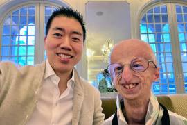 David Liu, a la izquierda, con Sammy Basso, de 27 años, actualmente uno de los pacientes vivos de progeria de mayor edad, en una conferencia en Suecia en 2023.