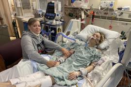 La puertorriqueña Yahaira Vega (d) mientras es acompañada por una familiar durante su hospitalización para el doble transplante de pulmón, en Chicago.