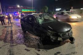 El Pontiac G5 presentó daños considerables después de subir a la banqueta, impactarse contra la fachada de un negocio y volcar a la altura del distribuidor vial El Sarape.