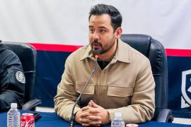 Autoridades municipales supervisan bares como parte del nuevo programa “Servicio Seguro”.