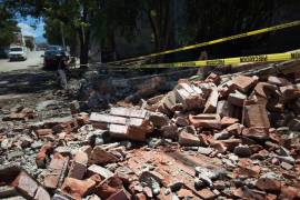 Las lluvias en Saltillo, combinadas con acumulación de basura, fueron la principal causa de un socavón y la caída de una barda en colonias céntricas y del sur. | Foto: Homero Sánchez