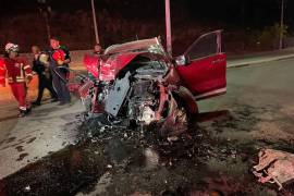 La camioneta quedó completamente destrozada tras el impacto contra la estructura del puente en el bulevar Harold R. Pape.