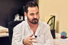 Pablo Fernández Llamas, titular de la Dirección de Inspección y Verificación, destacó la importancia de orientar a los comerciantes para prevenir sanciones y garantizar la seguridad en los mercados de Torreón.