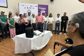 Autoridades estatales y municipales participaron en la entrega de apoyos auditivos en Monclova.