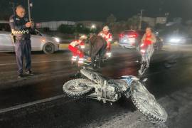 Motociclistas y automovilistas transitaron por el bulevar Nazario S. Ortiz Garza sin saber que el pavimento presentaba una peligrosa capa de diésel derramado por una unidad de paquetería, lo que provocó un accidente múltiple que dejó dos personas lesionadas.