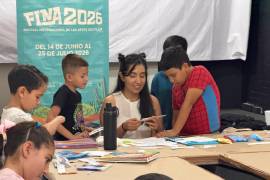 Rodeada de niñas y niños, Likabet impartió durante tres días un taller de Paper Art &amp; Design como parte del Festival Internacional de las Artes de Saltillo (FINA).