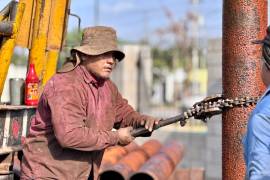 Personal técnico supervisa la purga y presurización de la red.