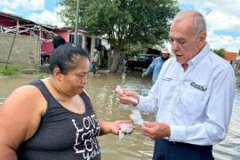 El secretario de Salud de Coahuila, Eliud Aguirre Vázquez, anunció que la dependencia estatal reforzó la vigilancia epidemiológica y la regulación sanitaria en las colonias afectadas por las recientes lluvias en Piedras Negras.