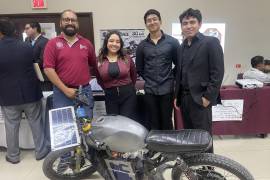 : El equipo del Instituto Tecnológico de Saltillo muestra su innovadora motocicleta eléctrica diseñada para mejorar la movilidad urbana.