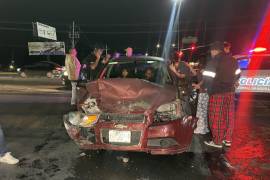 Jesús ¨N¨ y su hija quedaron atrapados en el Chevrolet Aveo tras el choque en el cruce de Emilio Arizpe de la Maza y Antonio Cárdenas.