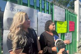 Madres de familia bloquearon el acceso al plantel en demanda del regreso de la docente.
