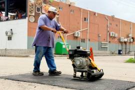 Durante este fin de semana, los esfuerzos de pavimentación se concentraron en arterias clave como Hermenegildo Farías y Anatulio Aguirre. FOTOS: CORTESÍA