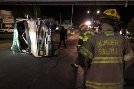 Bomberos acudieron al lugar debido al derrame de combustible en la vía.