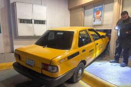 El taxi terminó impactado contra la fachada de una pastelería tras el choque.