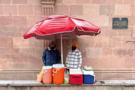 Virginia Palma Rodríguez continúa ofreciendo sus tradicionales gorditas y bebidas calientes, adaptándose a las bajas temperaturas que han impactado la afluencia de clientes.