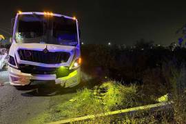 Testigos alertaron a las autoridades tras el choque del transporte de personal contra el poste.