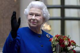 18/12/2012. La reina Isabel II saluda a los miembros del personal del Ministerio de Asuntos Exteriores y de la Commonwealth al finalizar una visita oficial que forma parte de las celebraciones de su jubileo en Londres.