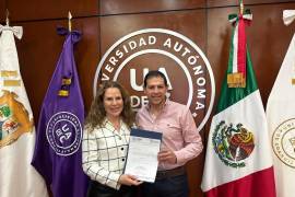 El rector Octavio Pimentel Martínez le entregó el nombramiento oficialmente